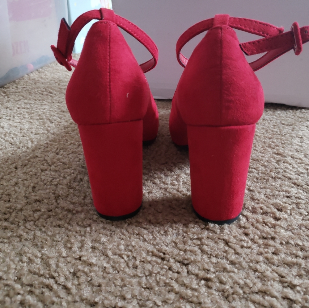 Shoes - Picture 3 of 4
